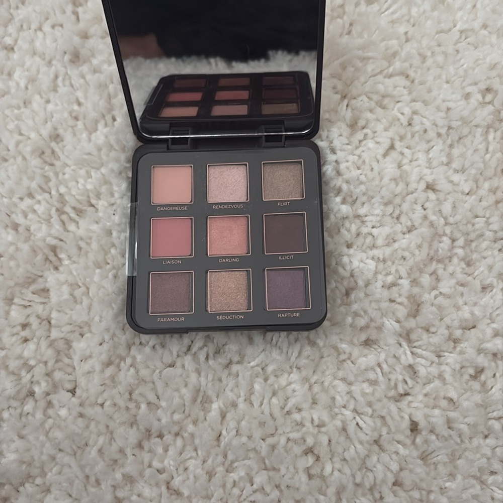Eyeshadow - Picture 2 of 3